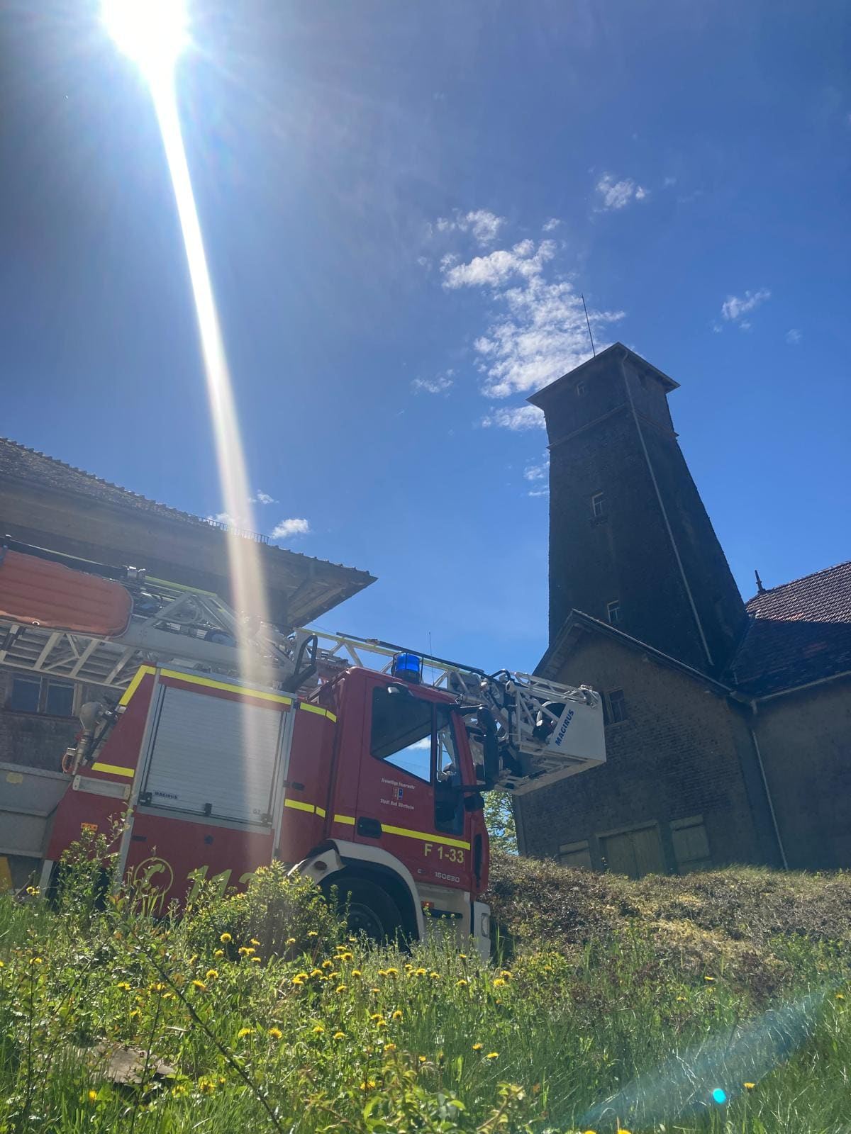 Drehleiter vor dem Salzturm, im Gegenlicht