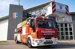 Die Drehleiter mit Korb von schräg vorn