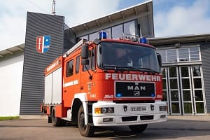 Das Löschgruppenfahrzeug LF 16/12 von schräg vorn